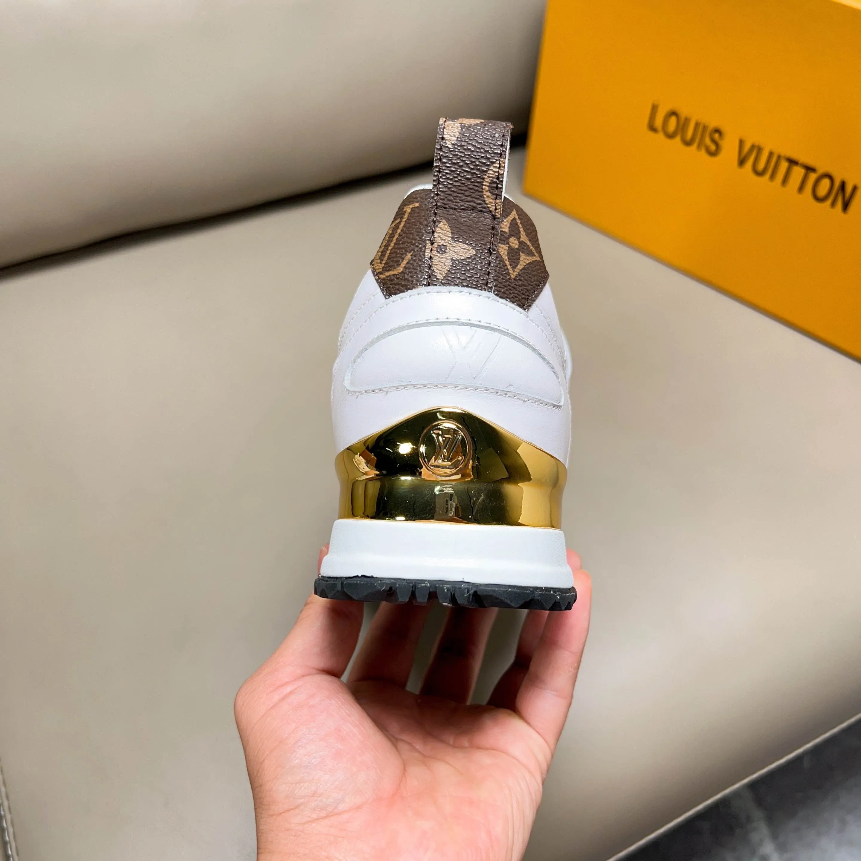 Factory price: 440💰【LV】Male and female couples model, sold simultaneously at counters, original classic 1:1 copy, original designer design, imported calf + sheepskin lining, L gold unique design on both sides, fashionable and trendy. 🔍🔍Original quality @ No pressure to enter and leave the counter at will, the original replica outsole is suitable for all kinds of travel, making it worth owning. Welcome all sellers to sell in the picture above. We can send one piece on behalf of you. Male size: 38-44 (can be customized to 45 sizes), female size: 35-39 (can be customized to 40 sizes)